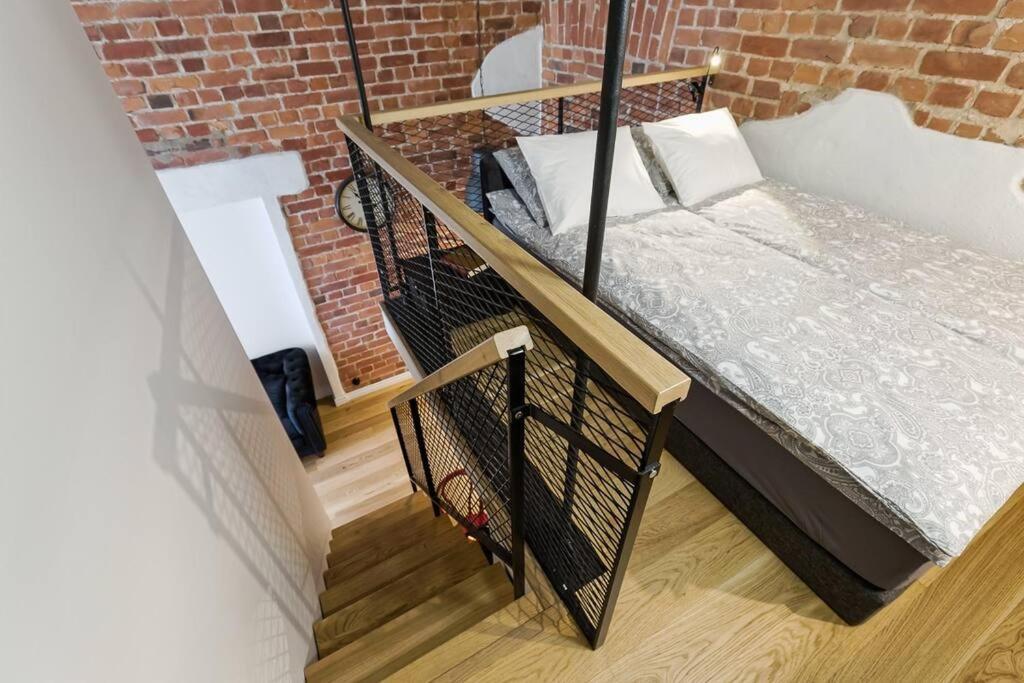 Loft Black And Red *